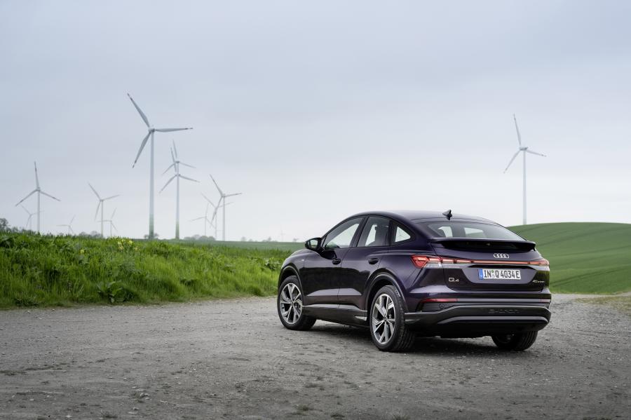  Audi Q4 Sportback 40 e-tron S line 2021 года  (WW) (фото 8 из 23)